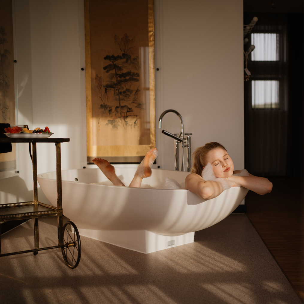 Elegante Suite mit freistehender Badewanne und edlen Details